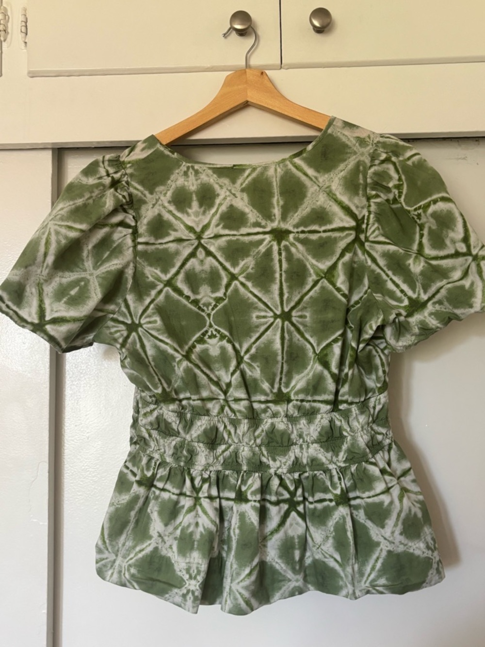 Anthropologie Green & White Tie Dye Style Peplum Printed Top Size L - Picture 2 of 5